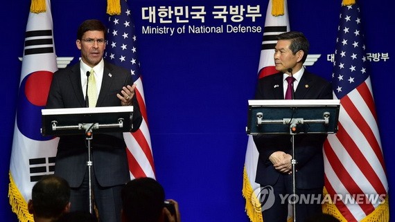 韓防長鄭景斗（右）和美防長埃斯珀會見記者。（圖源：韓聯社）
