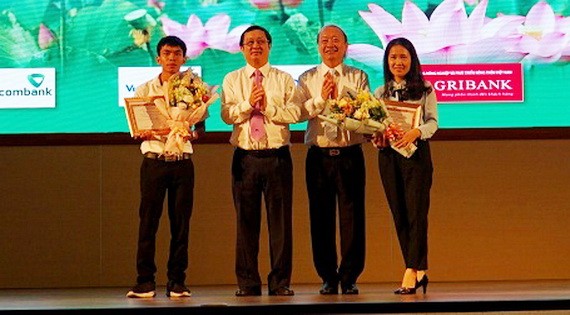 組委會向比賽得獎者頒發獎狀。（圖源：德祿）