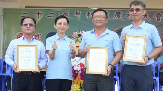 校長江家珩(左二)向各台商頒發感謝狀。