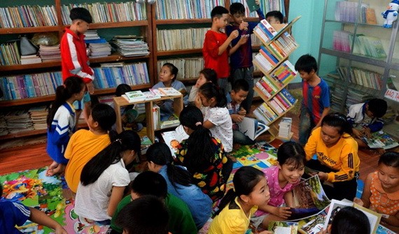 和平省樂山縣聯級學校學生喜迎新圖書。（圖源：國雄）