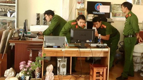 警方對犯罪嫌疑人的辦公室進行搜查犯罪證據。（圖源：廷詩）