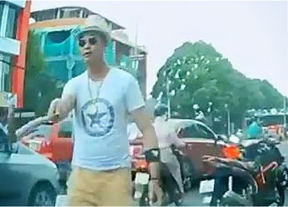 黎文成手持竹棒打破別人的車窗。（圖源：視頻截圖）