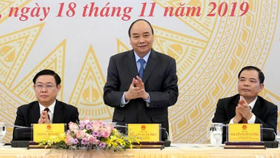 政府總理阮春福（中）在會議上致詞。（圖源：VGP）