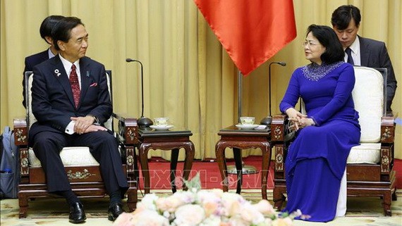 國家副主席鄧氏玉盛（前右）接見日本神奈川縣知事黑岩佑治。（圖源：越通社）