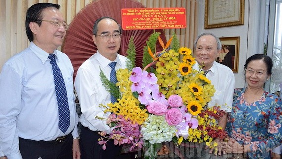 市委書記阮善仁（左二）親往看望並祝賀各位模範教師。（圖源：市黨部新聞網）