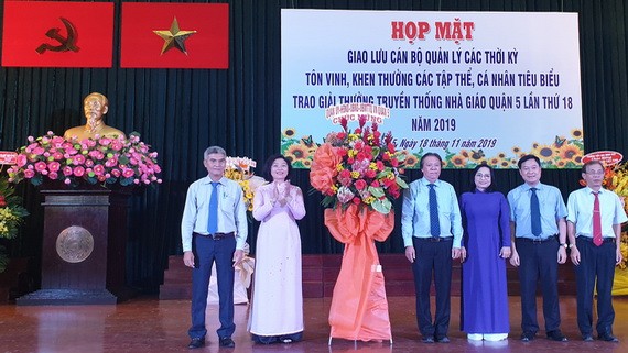 第五郡人委會副主席張庚波向郡教育科贈送花籃。