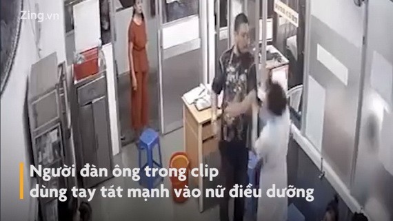 圖中顯示，一名男子用左手掌摑護士的右臉。（圖源：監控視頻截圖）