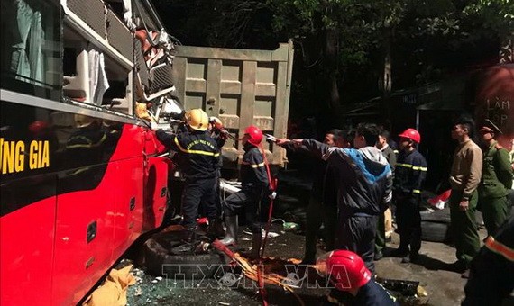 救護隊員們到達事故現場實施救援。（圖源：越通社）