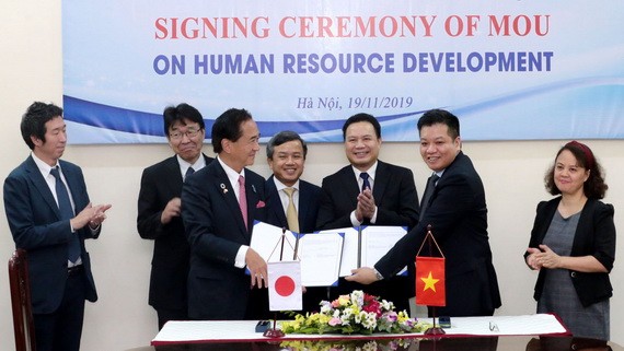 促進人力資源合作備忘錄簽署儀式。（圖源：孟勇）