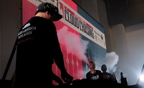 人們在吸食電子煙。（示意圖源：互聯網）