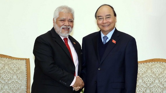 政府總理阮春福（右）接見委內瑞拉共和國特命全權大使豪爾赫‧隆東‧烏斯卡特吉。（圖源：越通社）