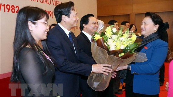國會主席阮氏金銀送花祝賀國會代表。(圖源:越通社)