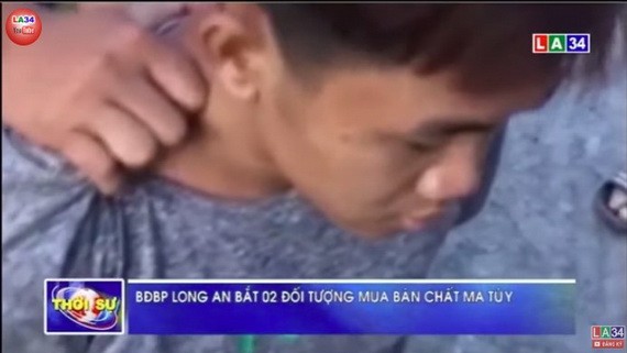 圖為今年5月22日隆安省邊防部隊破獲一起運販毒品案，繳獲5.3公斤冰毒成品。（圖源：視頻截圖）