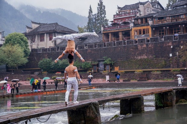 國基與國業在鳳凰古鎮表演 ảnh 1