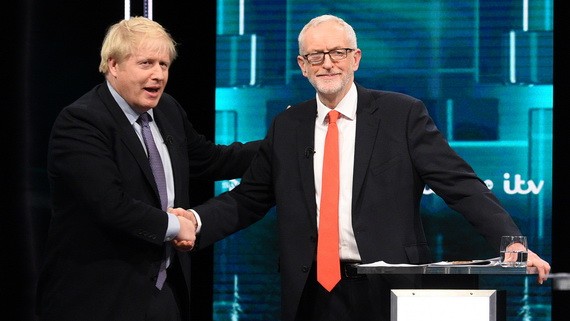 約翰遜（左）與科爾賓在主持人的提議下握手。（圖源：新華社）