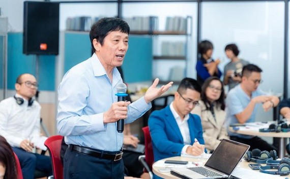 河內國立大學原校長梅仲潤教授在“精英大學如何尋找和協助人才”座談會上分享意見。