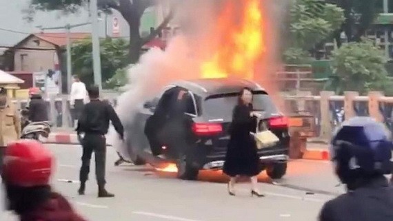 圖中顯示，釀成車禍後的肇事女司機離開現場（圖源：B.T.V）