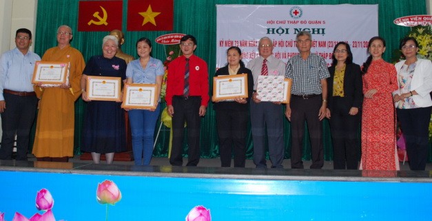 第五郡人委會副主席張庚波(右四)祝賀獲“慈善之花” 稱號的單位和個人。