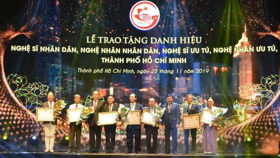 四位華人獲頒贈人民藝人稱號。