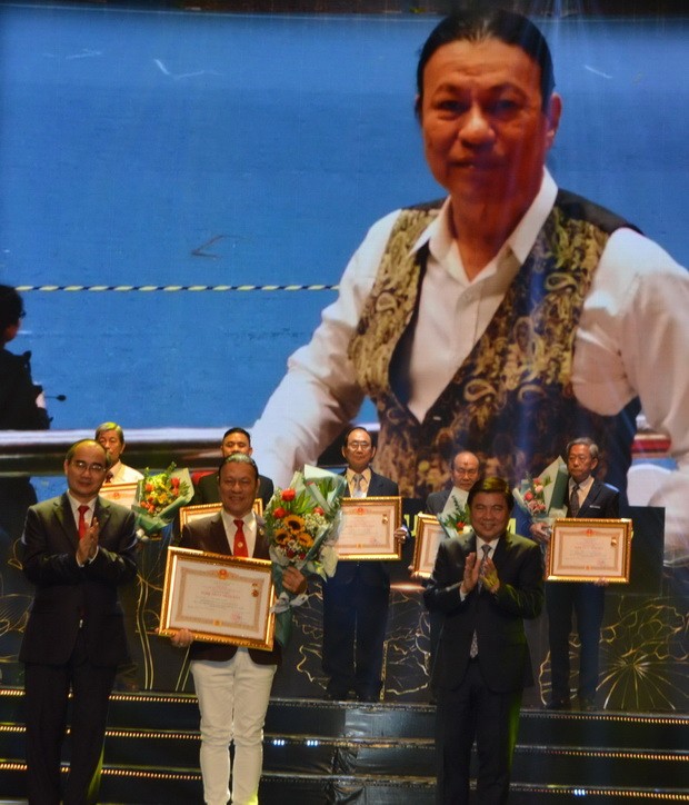 國家頒贈人民藝人、優秀藝人稱號儀式  華人畫家、龍獅藝人獲殊榮 ảnh 3