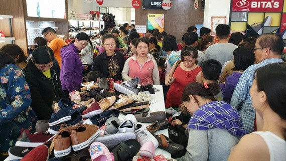 昨(23)日首天展開半價酬賓活動，吸引了廣大客戶前往搶購。