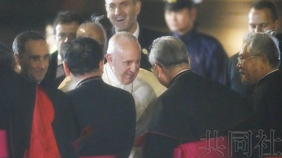 羅馬教皇方濟各23日傍晚抵達日本羽田機場。（圖源：共同社）