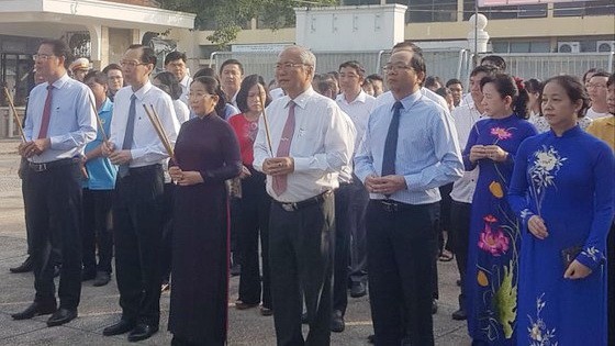 市委副書記武氏（前左三）同市領導幹部代表團前往福門縣榕三岔路文化歷史遺跡區上香和敬獻鮮花，並向英雄烈士們表達銘恩之心。（圖源：淮南）