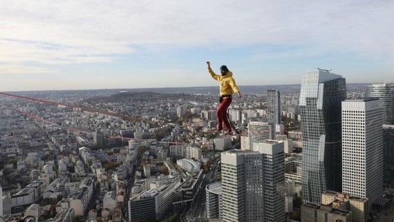  波林在150公尺高處徒手走扁索，毫無懼色。（圖源：互聯網）