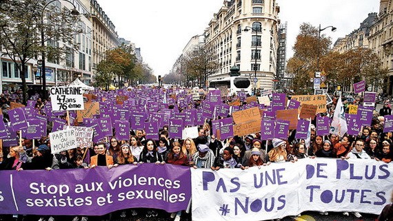 示威者高舉紫色標語牌，形成一片紫海。（圖源：AP）