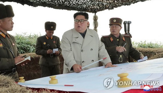 金正恩視察昌麟島防禦部隊現場照。(圖源:韓聯社/朝中社)