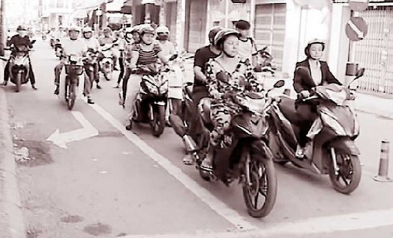 有右拐箭頭的路口。