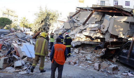 阿爾巴尼亞26日發生數十年來最強地震，規模達6.4級，把許多建築物夷為平地，已造成至少9人死亡，600多人受傷。（圖源：AP）
