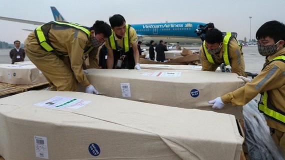 昨（27）早第一批共16具遺體已返抵內牌機場。（圖源：Getty Images）