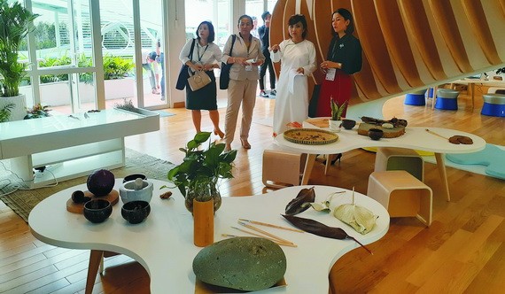 家長們參觀太陽世界-Little Em’s幼兒園學校充滿創意的課室。