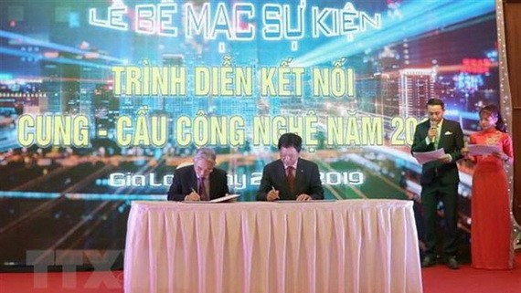 各企業單位代表在TechDemo 2019閉幕儀式上簽訂多項備忘錄及合作協議。（圖源：越通社）