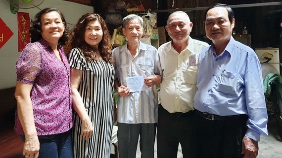 由會長何麗光帶團於昨(29)日前往探訪8位高齡校友並贈送敬老金及禮物。 