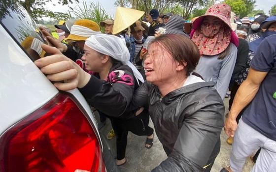 39 名在英國罹難者屍體骨灰已全部運回國。圖為其中一名罹難者的家屬在辦理喪事出殯時顯得非常悲痛。（圖源：AP）