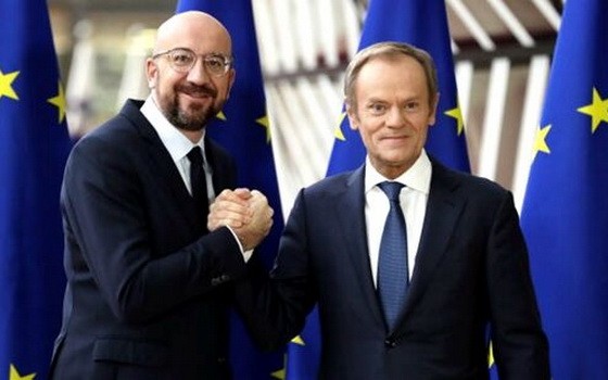 圖斯克（右）與米歇爾出席工作交接儀式。（圖源：互聯網）