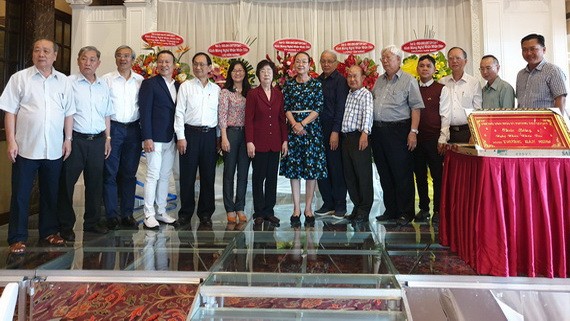 華人藝人同嘉賓合照。