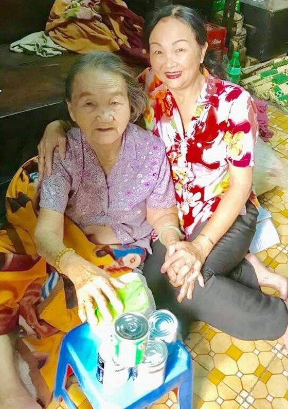 陳月梅主席向關好婆婆贈送禮物。