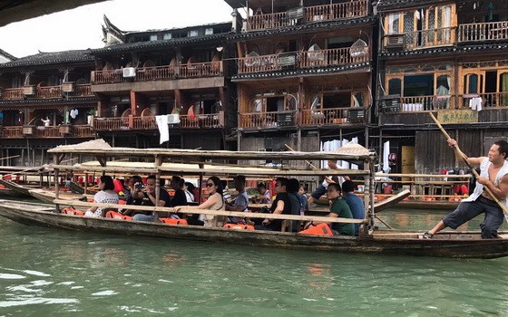 如詩如畫的鳳凰古鎮十分吸引越華遊客。