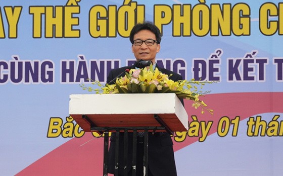 政府副總理，國家防治愛滋病及掃毒掃黃委員會主任武德膽在集會上發言。（圖源：北江電視台）