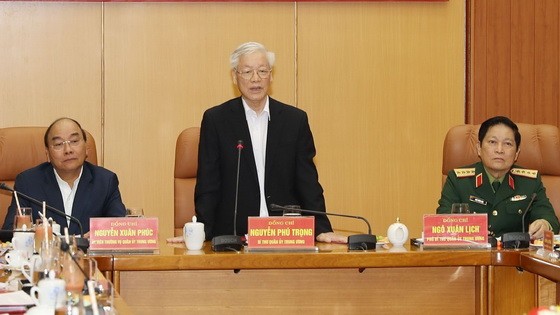 黨中央總書記、國家主席、中央軍委書記阮富仲(中)主持會議。（圖源：越通社）