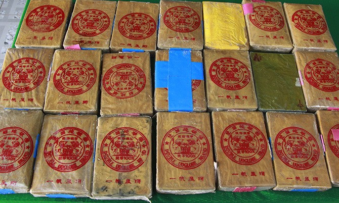 裝在藍色塑料桶裡的 21塊疑似海洛因磚。（圖源：武盛）