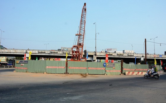 安霜下穿道路經過逾1年停止施工後，已於昨(3)日恢復施工。（圖源：杜鸞）