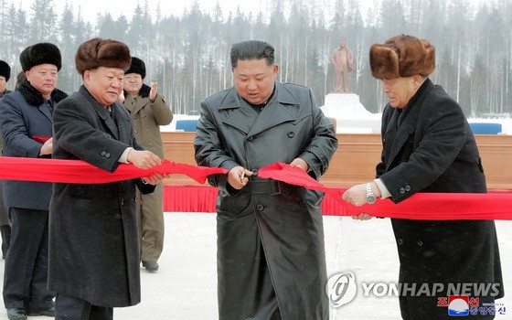 金正恩（前中）為「三池淵」翻修工程竣工儀式剪綵。（圖源：韓聯社/朝中社）