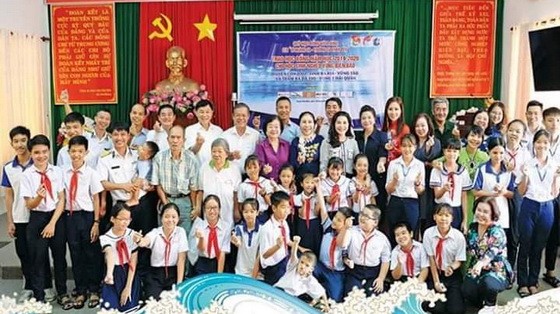 原國家副主席張美華（中）與學生們及各界人士合照。