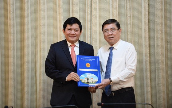 市人委會主席阮成（右）向范富國同志頒發人事委任《決定》。（圖源：自忠）