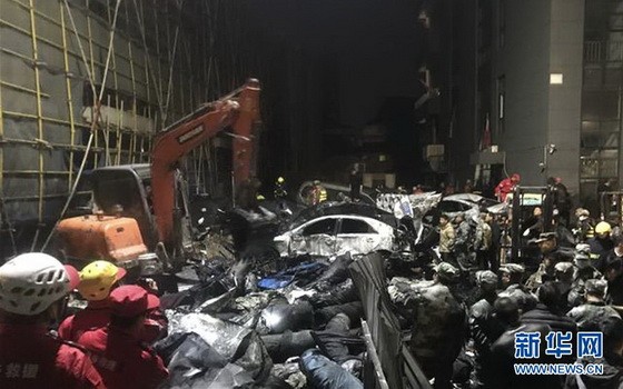 中國浙江省海寧市應急管理局救護隊員在現場進行搜救。（圖源：新華社）