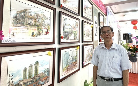 黃賢偉畫家與在“時令之美”個展中的堤岸老街景作品。